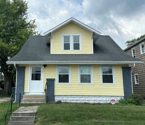 Exterior - Serene 3-bedroom house Cartier with AC in the Village at Ball State University (Muncie)