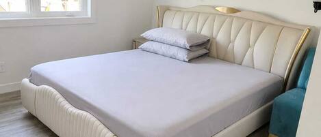 3 habitaciones, tabla de planchar con plancha, wifi y ropa de cama