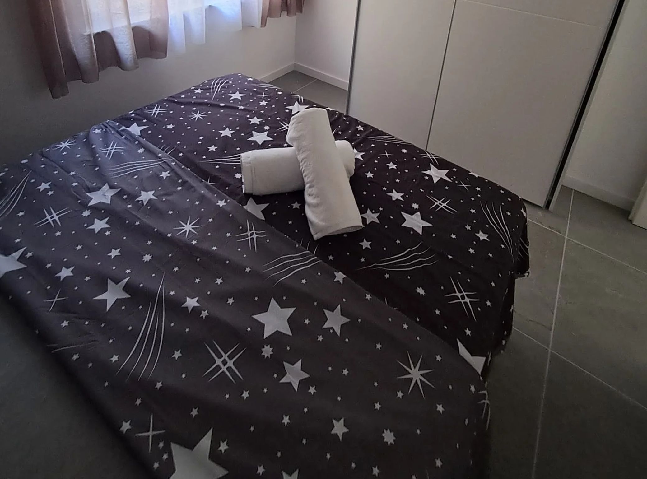 6 bedrooms, cots/infant beds
