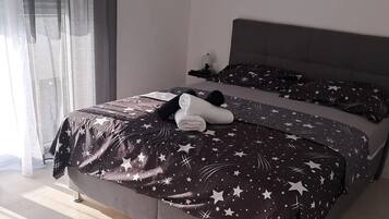 6 bedrooms, cots/infant beds