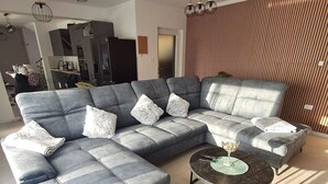 Biệt thự (Villa Bribir - With Heated Pool, Jacu) | Phòng khách | TV màn hình phẳng 32-inch có truyền hình vệ tinh 