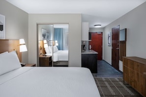 Room - King Studio Suite w/ Complimentary Breakfast (West Des Moines)