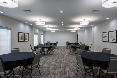 Suite w/ Fireplace & Full Kitchen | Free Breakfast