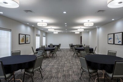 Suite w/ Fireplace & Full Kitchen | Free Breakfast