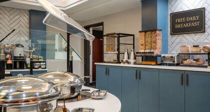 Suite w/ Fireplace & Full Kitchen | Free Breakfast