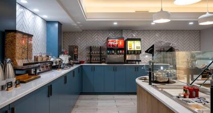 Accessible Studio Suite w/ Tub | Free Breakfast!