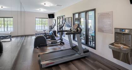 Accessible Studio w/ Roll-In Shwr | Free Breakfast