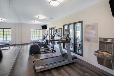 Accessible Studio w/ Roll-In Shwr | Free Breakfast