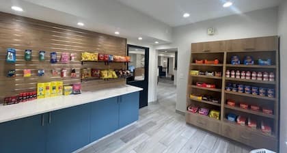 Accessible Studio w/ Roll-In Shwr | Free Breakfast