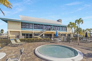 Ein Hotel mit Pool, Außenbereich und einer Treppe zum Eingang.