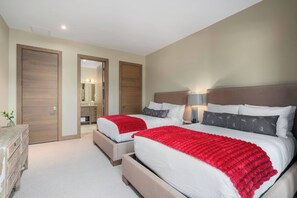 Habitació d'hotel amb dos llits, un taulell i un mirall.