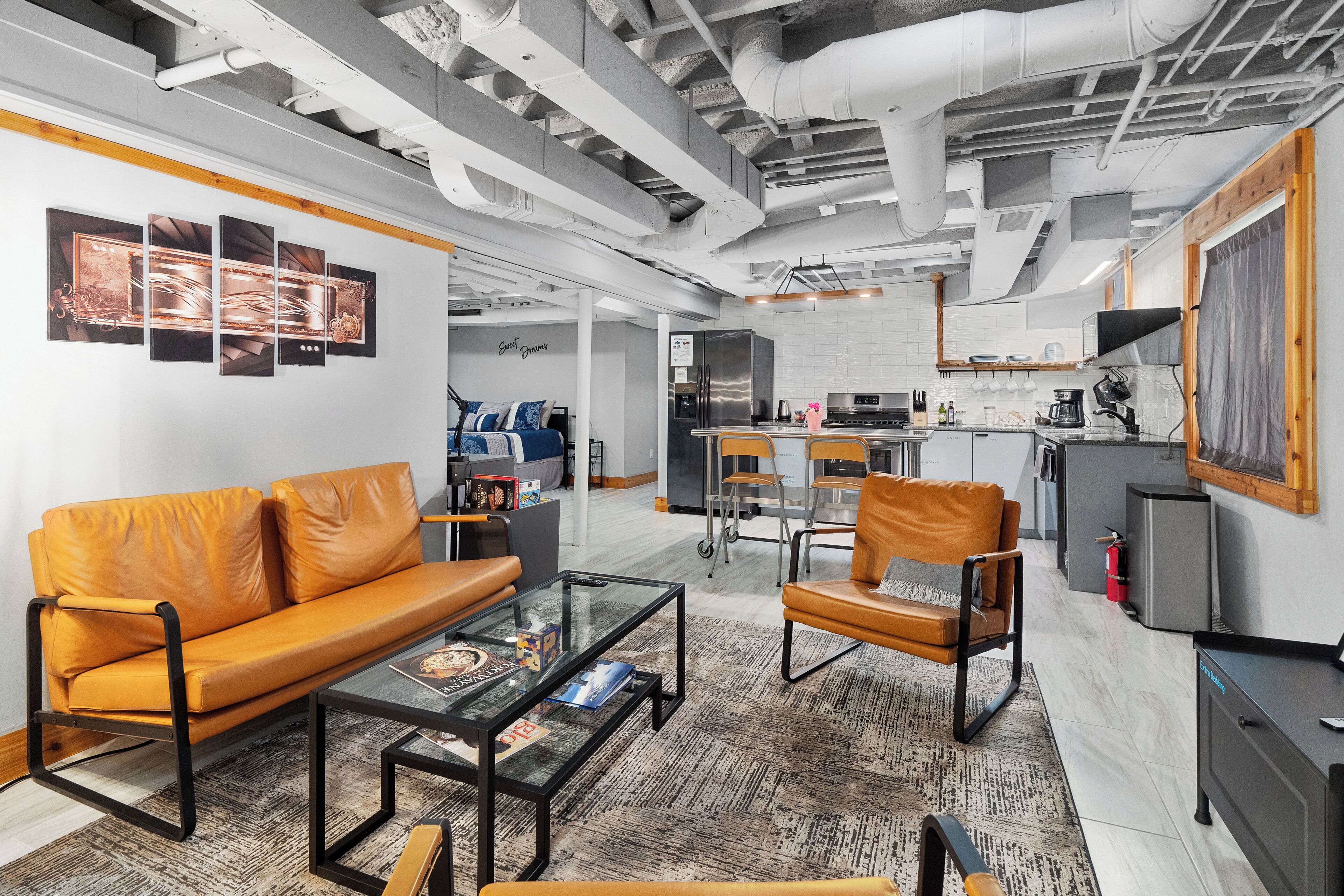 Un interior moderno con sofá, sillón y una mesa de centro en una sala de estar.