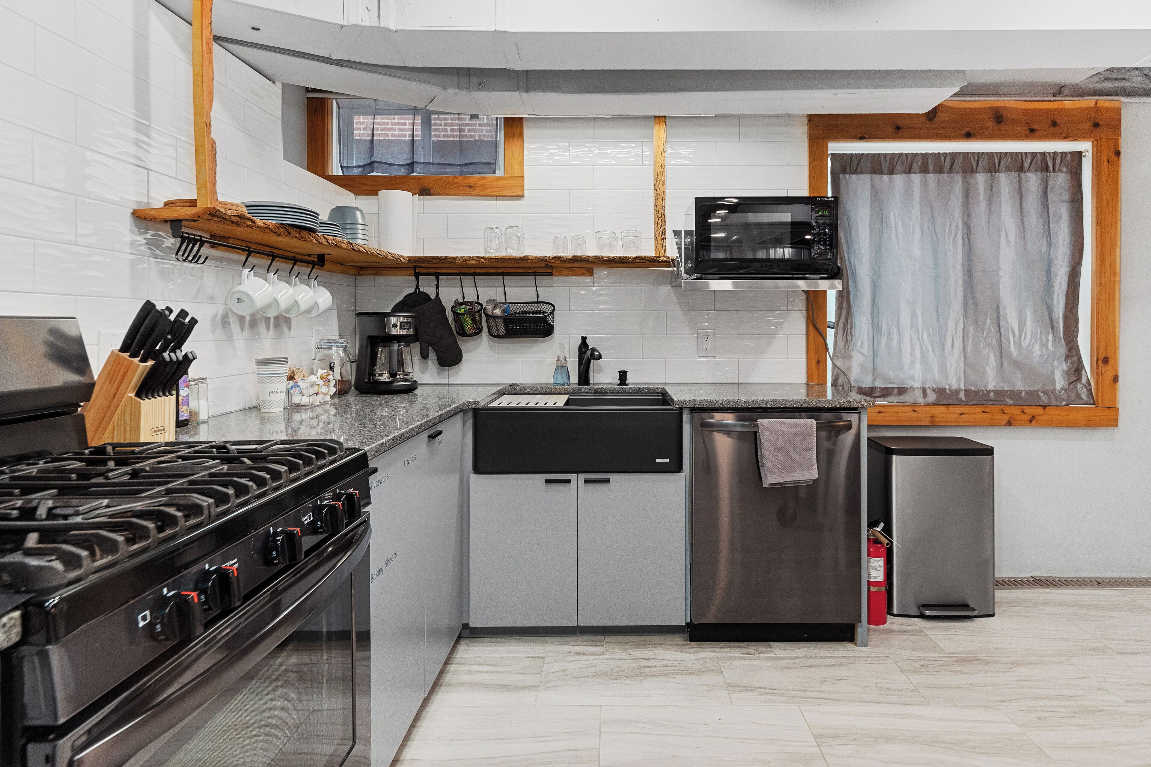 Coffee/tea maker, fridge, microwave, oven