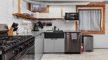 Coffee/tea maker, fridge, microwave, oven