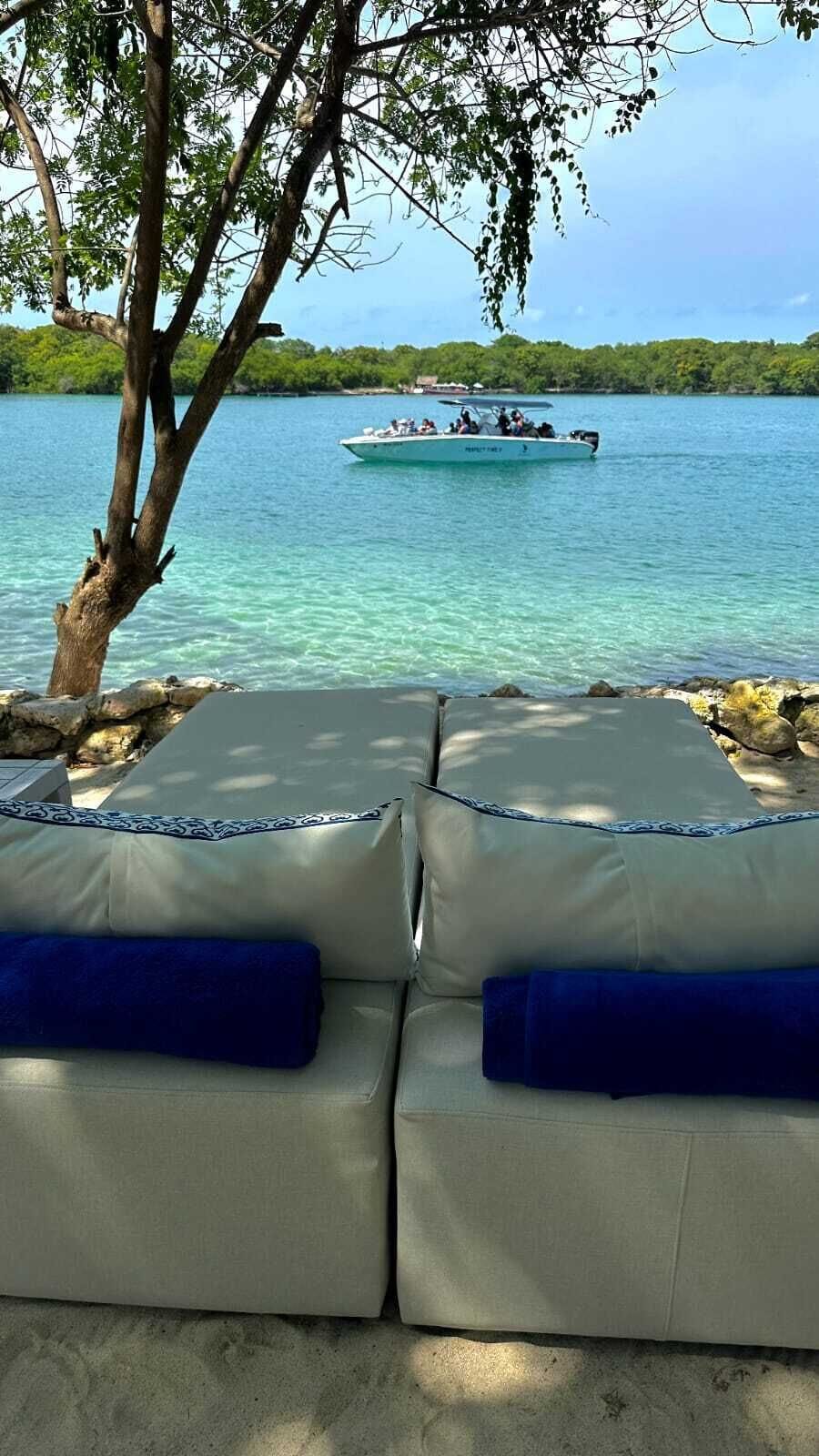 Un espacio de descanso con vistas a un lago y un bote.