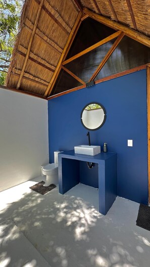 Luxury-Ferienhütte, Meerblick | Badezimmer | Dusche, kostenlose Toilettenartikel, Handtücher, Seife