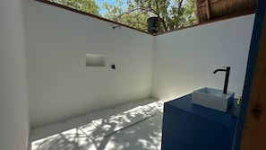 Cabaña de lujo, vistas al mar | Baño | Ducha, artículos de higiene personal gratuitos, toallas y jabón
