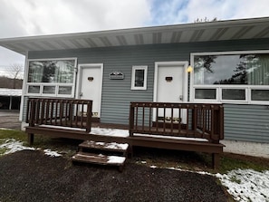 A single-story building with a porch, two doors, and a small sign. - Cozy 1BR hotel room, Hamilton - #336 Endawonnda (Hamilton)