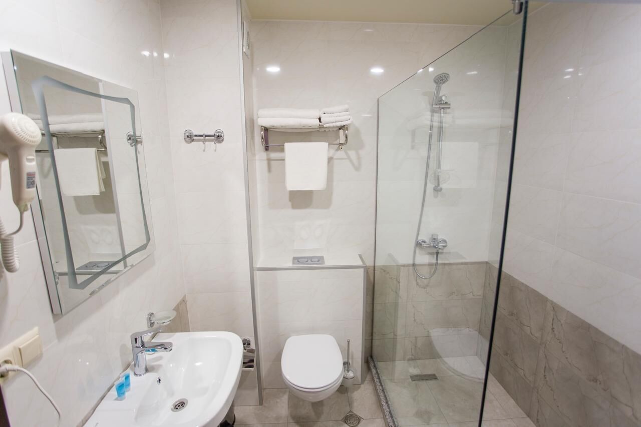 Camera doppia, balcone, vista città | Bagno | Doccia, set di cortesia gratuito, asciugacapelli, asciugamani