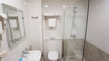 Camera doppia, balcone, vista città | Bagno | Doccia, set di cortesia gratuito, asciugacapelli, asciugamani