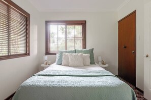4 bedrooms, iron/ironing board, bed sheets