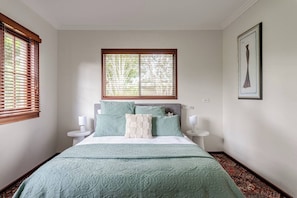 4 bedrooms, iron/ironing board, bed sheets