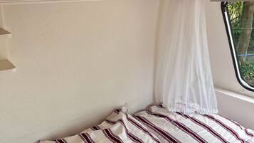 1 bedroom, bed sheets