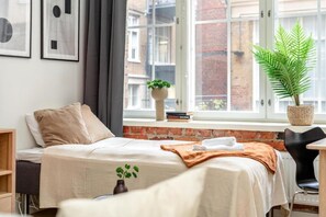 Apartamento superior, vista para o pátio | Escrivaninha, espaço de trabalho para notebook, quartos à prova de som