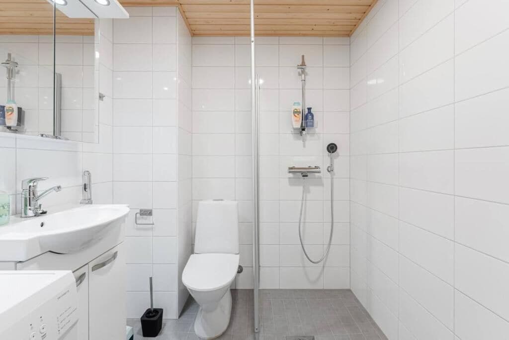 Appart'hôtel Supérieur, vue cour intérieure | Salle de bain | Douche, articles de toilette gratuits, sèche-cheveux
