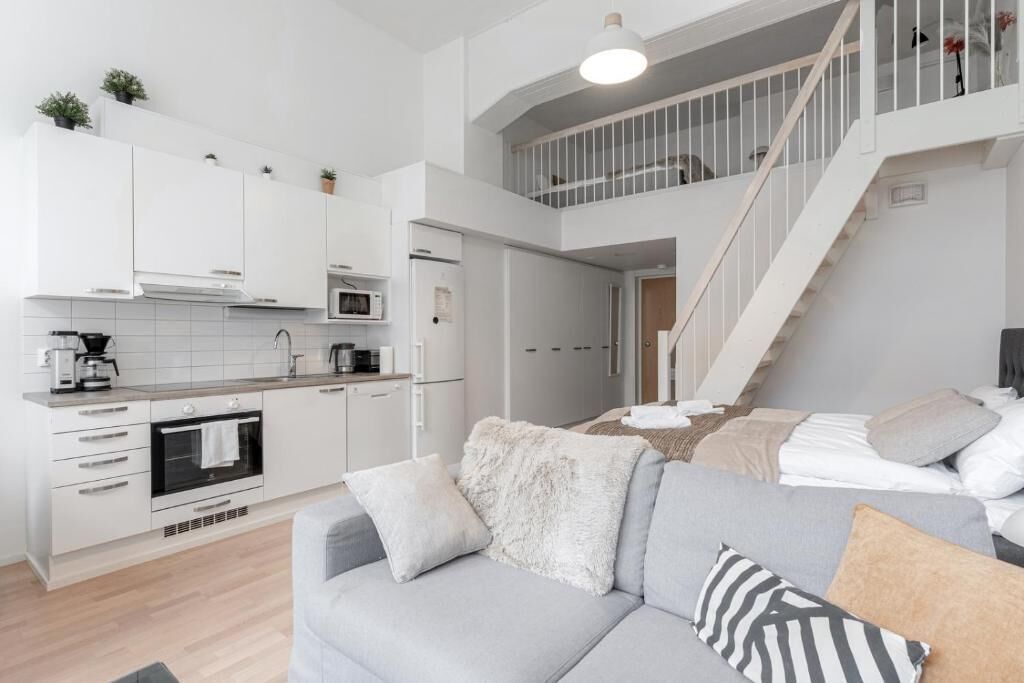 Condo superior, vista al patio | Área de sala de estar | Televisión de 55 pulgadas con canales por cable 