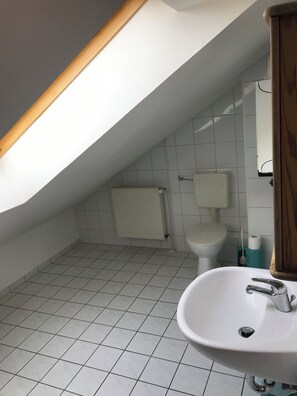 Bruser, hårtørrer, Sæbe, Toiletpapir