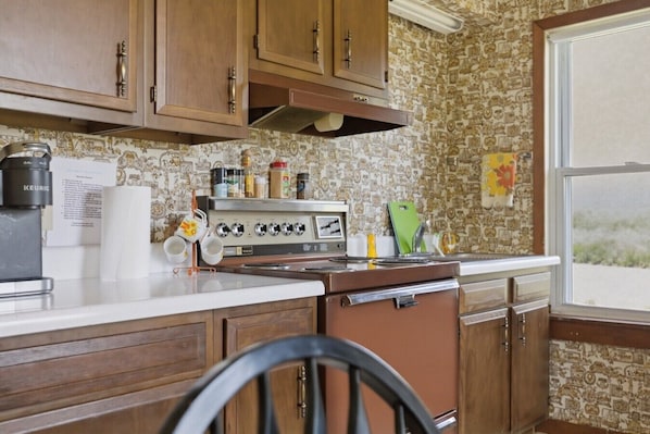 Coffee/tea maker, fridge, microwave, oven