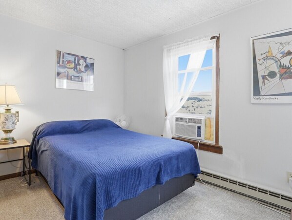 2 bedrooms, desk, travel cot, WiFi