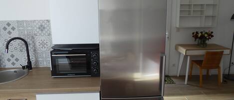 Coffee/tea maker, fridge, oven, stovetop
