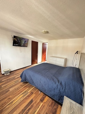 Iron/ironing board, bed sheets