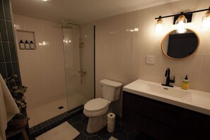 Ein Badezimmer mit Toilette, Waschbecken und Dusche.