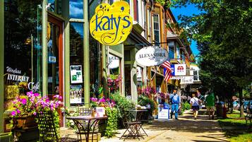 A cafe named 'Katy's' with outdoor seating and flower arrangements.