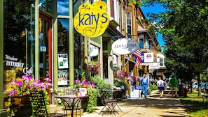 A cafe named 'Katy's' with outdoor seating and flower arrangements. - Washington Lofts - 1-bed apartment, full kitchen, downtown - Loft 10 (Ellicottville)