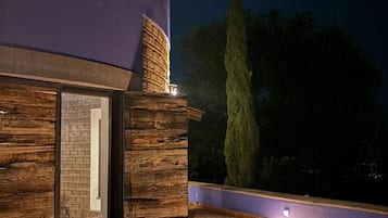 Un bâtiment moderne à l’extérieur incurvé, doté d’une fenêtre bien visible et d’un mur en briques.