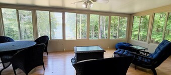 Lakefront Retreat, Large Beach and New Dock, 4bd/4bth, New Kitchen, Pets Welcome