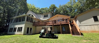 Lakefront Retreat, Large Beach and New Dock, 4bd/4bth, New Kitchen, Pets Welcome