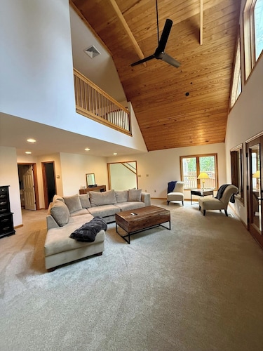 Lakefront Retreat, Large Beach and New Dock, 4bd/4bth, New Kitchen, Pets Welcome