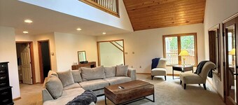 Lakefront Retreat, Large Beach and New Dock, 4bd/4bth, New Kitchen, Pets Welcome