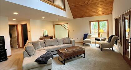 Lakefront Retreat, Large Beach and New Dock, 4bd/4bth, New Kitchen, Pets Welcome