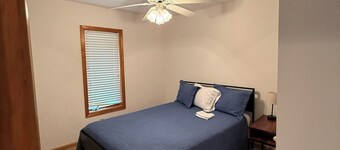 Lakefront Retreat, Large Beach and New Dock, 4bd/4bth, New Kitchen, Pets Welcome