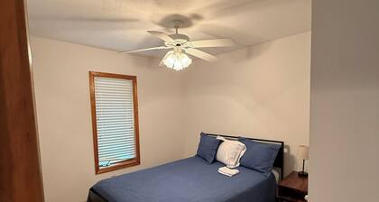 Lakefront Retreat, Large Beach and New Dock, 4bd/4bth, New Kitchen, Pets Welcome
