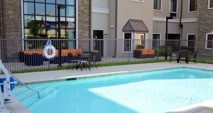 Spacious 1BR Suite w/ Free Breakfast, Pool & Gym