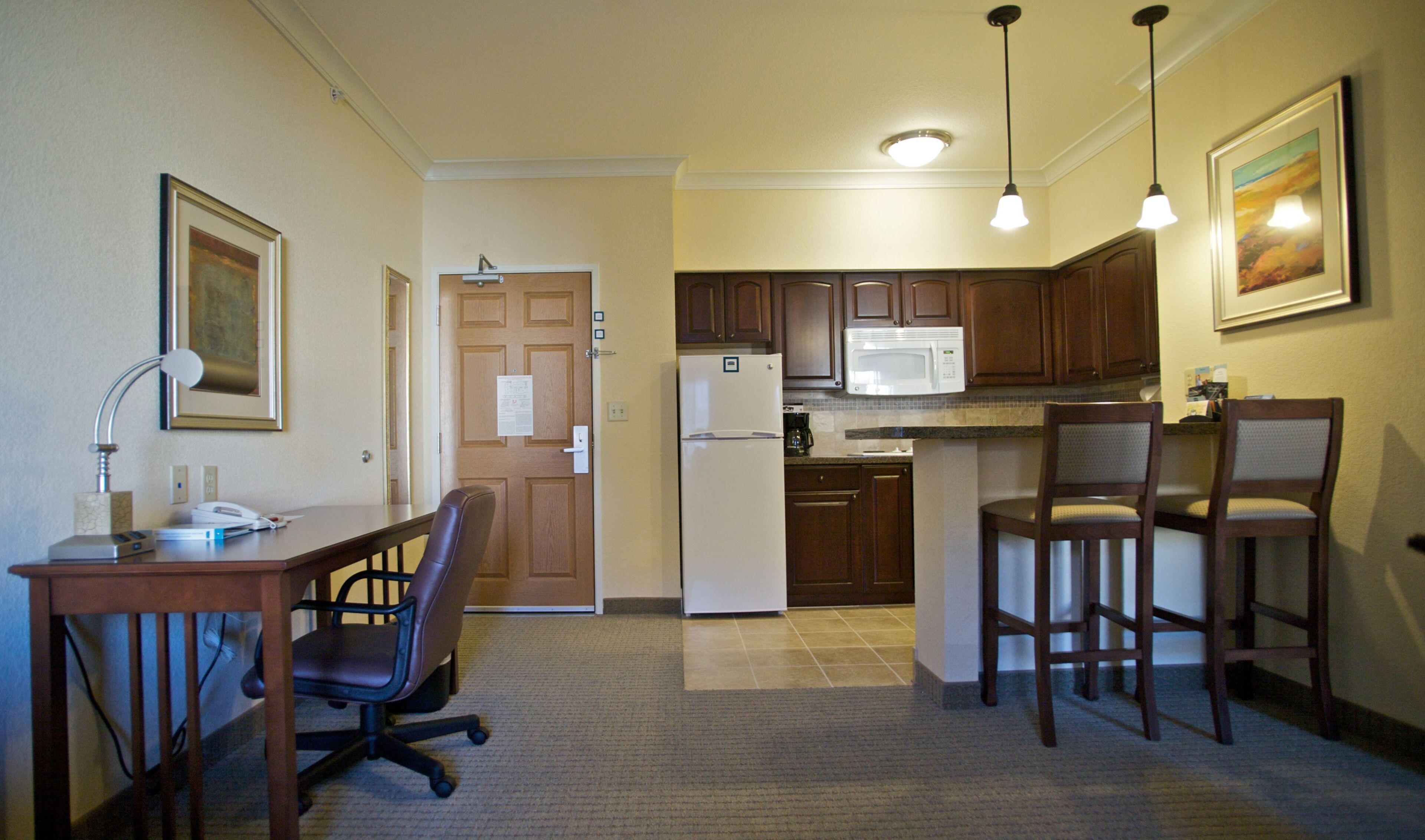 Coffee/tea maker, fridge, microwave, stovetop