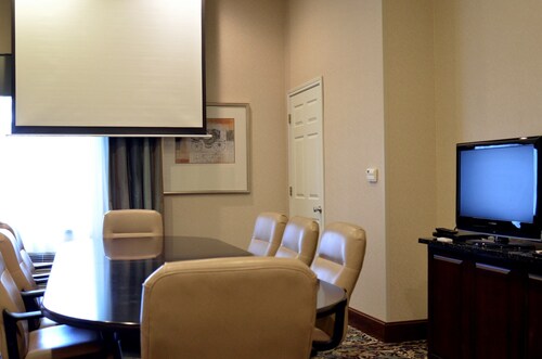 Spacious 1BR Suite w/ Free Breakfast, Pool & Gym