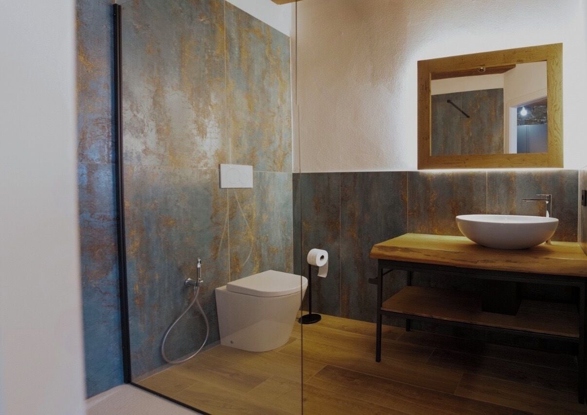 Habitación Royal, vista a la ciudad | Baño | Regadera, secadora de cabello, toallas, jabón 